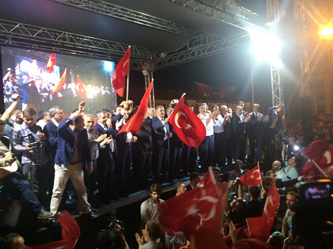 Bakanlar demokrasi nöbetine katıldı