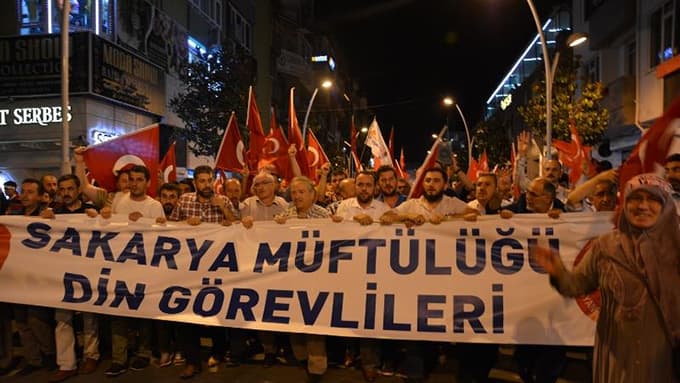 Sakarya müftülüğü din görevlileri darbeye karşı yürüdü.