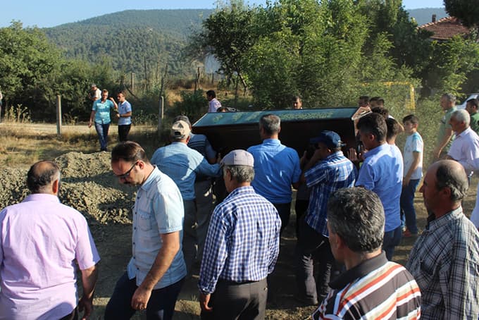 Eşi ve oğlunun yanına defnedildi
