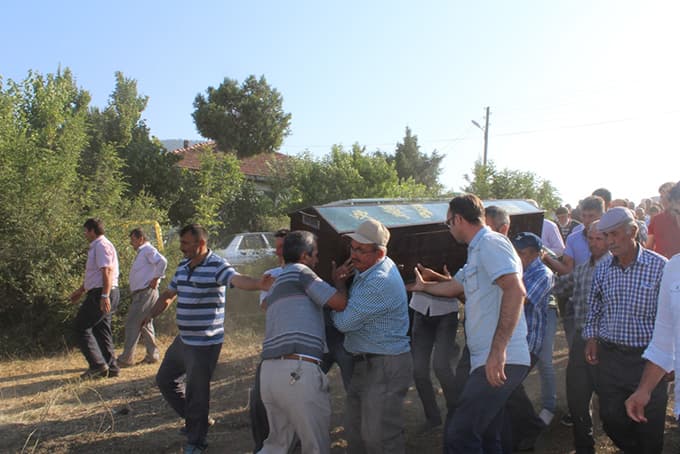 Eşi ve oğlunun yanına defnedildi