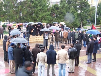 <p><font face="arial,helvetica,sans-serif" size="2">21 g&uuml;nd&uuml;r s&uuml;ren vahşet karşısında İsrail b&uuml;y&uuml;kel&ccedil;isinin dışişlerine &ccedil;ağrılarak duyulan rahatsızlığın belirtilmesi,Nota verilmesi, T.C.nin&nbsp; İsrail b&uuml;y&uuml;kel&ccedil;isi&nbsp; geri &ccedil;ağırması,İsrail ile yapılan anlaşmaların askıya alınması gibi diplomatik se&ccedil;eneklerinden hi&ccedil;biri yapılmadı. Hatta h&uuml;k&uuml;met nezdinde g&ouml;sterilen g&ouml;zyaşlarına rağmen meclisteki İsrail dostluk grubu dahi dağıtılamadı.</font></p><p><font face="arial,helvetica,sans-serif" size="2">D&uuml;nyanın g&ouml;zleri &ouml;n&uuml;nde yapılan vahşet karşısında Filistin halkı'nın timsah g&ouml;zyaşlarından ziyade ger&ccedil;ek&ccedil;i ve yaptırımı olan tutumlara ihtiyacı var.<br /><br /></font><font face="arial,helvetica,sans-serif" size="2">T&uuml;rkiye'nin İsraile y&ouml;nelik somut hi&ccedil;bir yaptırım &uuml;retememesi İsrail'inde duygusal tepki olarak değerlendirdiği ve fazlada kaale almadığı&nbsp; dış siyasetinin ABD-İsrail eksenine bağlı olmasından kaynaklanıyor.<br /><br /></font><font face="arial,helvetica,sans-serif" size="2">İslam d&uuml;nyasındaki direniş damarını kurutmak isteyen ABD-İsrail ittifakının T&uuml;rkiye'ye bi&ccedil;tiği rol İran-Suriye-l&uuml;bnan &ndash;filistin kuşağının zayıf halkası olan Suriye'yi direniş zincirinden koparmaktır.<br /><br /></font><font face="arial,helvetica,sans-serif" size="2">Suriye ile İsrail arasında yapılmaya &ccedil;alışılan barış g&ouml;r&uuml;şmelerinde T&uuml;rkiye'nin arabuluculuk rol&uuml; &uuml;stlenmesi&nbsp; maalesef bu stratejinin uzantılarıdır.<br /><br /></font><font face="arial,helvetica,sans-serif"><font size="2">Yine son zamanlarda bazı kesimlerce g&uuml;ndeme taşınan Gazze'ye barış g&uuml;c&uuml; g&ouml;nderilmesi tartışmaları da yine &quot;direniş&quot;i bitirmeye d&ouml;n&uuml;k manevralardır.<br /><br /></font><font size="2">Gazze'ye konuşlandırılacak herhangi bir dış g&uuml;c&uuml;n g&ouml;revi her t&uuml;rl&uuml; lojistik sevkiyatı&nbsp; HAMAS'ın zayıflatmak amacıyla engellemek olacaktır.</font></font></p><p><font face="arial,helvetica,sans-serif" size="2">Buradan h&uuml;k&uuml;meti uyarıyoruz; Gazze sınırına t&uuml;rk askerini g&ouml;ndermek demek tıpkı Bosna savaşında yapıldığı gibi saldırgan bir ordu karşısında&nbsp; M&uuml;sl&uuml;man Direniş&ccedil;ileri zayıf d&uuml;ş&uuml;rmeye y&ouml;nelik bir projenin piyonu olmak anlamına gelecektir.</font></p><p><font face="arial,helvetica,sans-serif" size="2">İsrail karşısında yapılacak şey bellidir bedeli ne olursa olsun toplum vicdanının terc&uuml;manı olmak ve israil'leher t&uuml;rl&uuml; ilişkiyi ve anlaşmayı feshetmektir.</font></p><p><font face="arial,helvetica,sans-serif" size="2">Tabii bu durum yalnızca &quot;hakka&quot; ve halka g&uuml;venenlerin yapabileceği k&ouml;kl&uuml; bir değişimi zorunlu kılar.</font></p><p><font face="arial,helvetica,sans-serif"><font size="2">Ergenekon kapsamında g&ouml;zaltına alınan &uuml;st d&uuml;zey asker ve sivil zevatın ,genelkurmay başkanının başbakana yaptığı nazik ziyareti sonrasında salıverilmeleri h&uuml;k&uuml;metin b&ouml;yle k&ouml;kl&uuml; bir değişimi yapabilecek iradeye sahip olmadığını g&ouml;steriyor maalesef.<br /><br /></font><font size="2">Tıpkı baş&ouml;rt&uuml;s&uuml; m&uuml;cadelesinde de olduğu gibi&nbsp; Gazze direnişi de Hak ile Batıl'ın ayırdedildiği bir &quot;Furkan&quot;&nbsp; oldu.basında,siyasette,entelijansiyada,sokakta safların belirginleştiğine şahid olduk.sağduyulu halkımız teredd&uuml;ds&uuml;z ezilenlerin ve direnişin yanında yer alırken,ezilenleri, direnenleri ve Hamas'ı kendilerine tehdit olarak g&ouml;ren ensesi kalınlar , bozulacak d&uuml;zeni olanlar izzetin ve şerefin ne olduğunu unutmuşlar dilsiz şeytanlar olarak tarihe kaydedildiler.</font></font></p><p><font face="arial,helvetica,sans-serif" size="2">Evet&nbsp; Rabb'imiz g&uuml;nleri aramızda d&ouml;nd&uuml;r&uuml;yor ki Hakk ile Batıl a&ccedil;ığa &ccedil;ıksın ,inananların imanı zulmedenlerin karanlığı artsın.</font></p><p><font face="arial,helvetica,sans-serif" size="2">Rabbimiz bizleri direnenlerin&nbsp; direnişte sebat edenlerin safında tut.</font></p><p><font face="arial,helvetica,sans-serif" size="2">Rabbimiz bizleri k&uuml;&ccedil;&uuml;k hesapların ,d&uuml;nya ve mal şehvetinin ,onursuzluğun zilletinden kurtar </font></p><p><font face="arial,helvetica,sans-serif" size="2">Rabbimiz Gazze'de &uuml;mmetin onuru, İslam topraklarının mahremiyetini muhafaza i&ccedil;in bedel &ouml;deyen HAMAS ve İSLAMİ CİHAD'ın şanlı m&uuml;cahidlerini muhafaza et ,Filistin davasına g&ouml;n&uuml;l ve emek vermiş&nbsp; t&uuml;m savaş&ccedil;ıları&nbsp; adaletinle kuşat yardımını onlardan esirgeme.</font></p><p><font face="arial,helvetica,sans-serif" size="2">Rabbimiz bizi Furkan'sız bırakma&hellip;</font></p><p><font face="arial,helvetica,sans-serif" size="2">Yaşasın GAZZE direnişimiz</font></p><p><font face="arial,helvetica,sans-serif" size="2">Yaşsın k&uuml;resel intifada </font></p><p><font face="arial,helvetica,sans-serif" size="2">&nbsp;Sakarya Adalet Girişimi Baş&ouml;rt&uuml;s&uuml; Platformu adına </font></p><p><font face="arial,helvetica,sans-serif" size="2"><strong>Sakarya Dayanışma Derneği</strong></font></p>