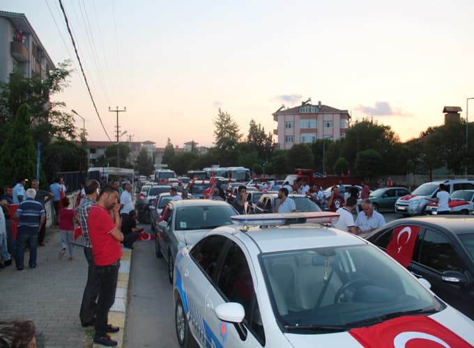 Ferizli'de Darbe girişimine konvoylu tepki