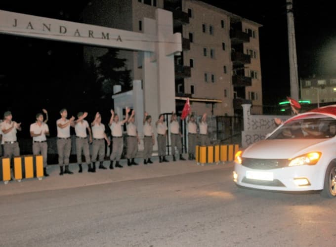 Ferizli'de Darbe girişimine konvoylu tepki
