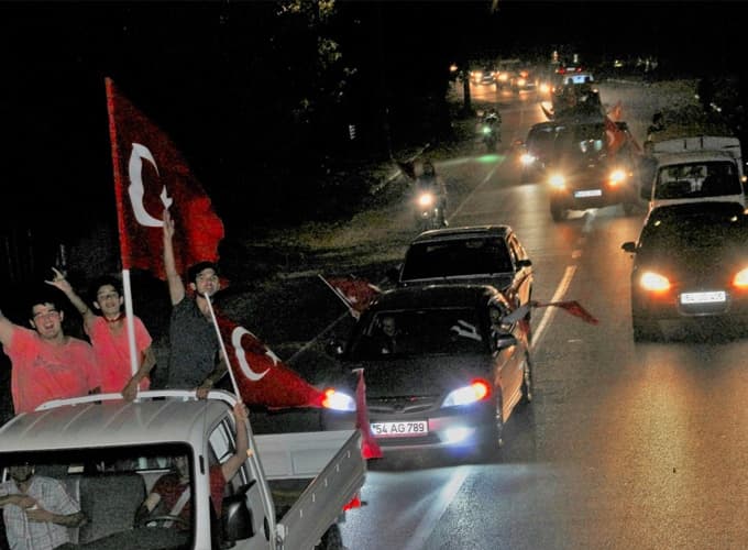 Ferizli'de Darbe girişimine konvoylu tepki