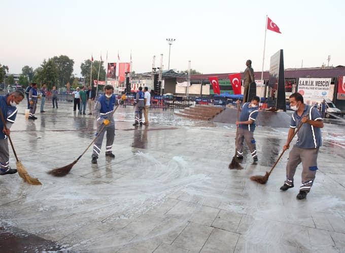 Meydan her sabah köpüklü suyla duş alıyor