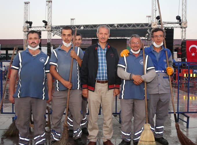Meydan her sabah köpüklü suyla duş alıyor