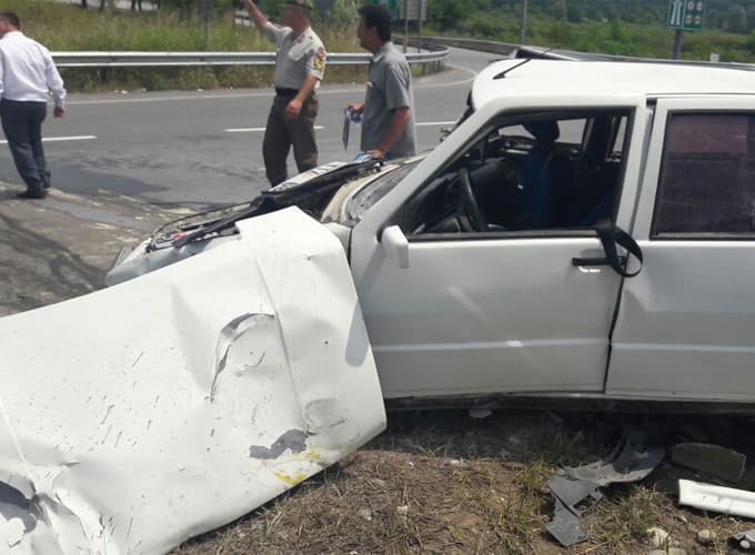 Akyazı gişeleri kavşağında kaza: 1'i 4 yaralı
