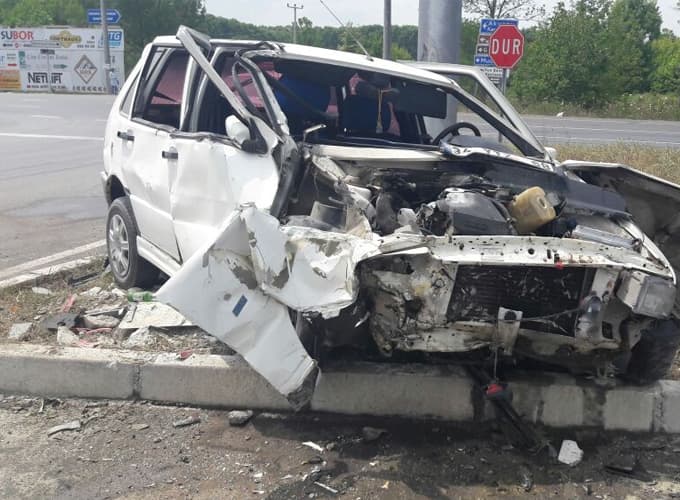 Akyazı gişeleri kavşağında kaza: 1'i 4 yaralı