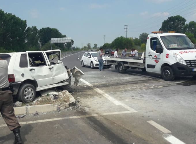Akyazı gişeleri kavşağında kaza: 1'i 4 yaralı