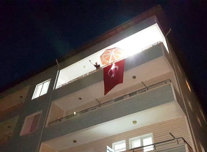 Eski harbiyeli demokrasi nöbetinde