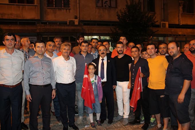 Ferizli Demokrasi Nöbetine coşkulu katılım