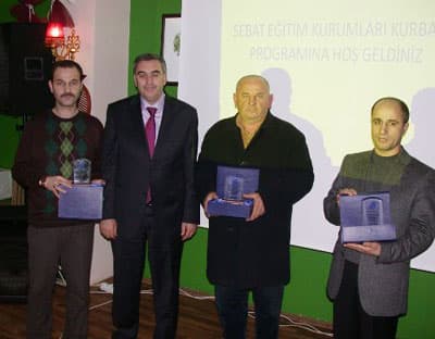<p><font face="arial,helvetica,sans-serif" size="2">Kurbanını bir gurup iş adamıyla Afganistan'da kesen Sakarya Eğitimciler Derneği Onursal Başkanı Remzi &Ccedil;inemre, bu &uuml;lkede 30 bin aileye et ulaştırdıklarını belirtti. &Ccedil;inemre, yoksul Afganistanlıların yardımsever T&uuml;rk insanına 'Sırlar d&uuml;nyasının insanları' olarak baktığını ifade ede ederek, gelecek Kurban Bayramı'nda imkanı olan iş adamlarını kurbanlarını bu &uuml;lkede kesmeye &ccedil;ağırdı. <br /><br />Yine bir gurup iş adamıyla kurbanını Fildişi Sahili Cumhuriyeti'nde kesen Osman Baysal'da bu &uuml;lkede 150 b&uuml;y&uuml;k baş hayvan kestiklerini ve yoksul insanlara bizzat ulaştırdıklarını kaydetti. D&uuml;nyanın en yoksul &uuml;lkelerinden Nepal'de kurban kampanyasına katılan Z&uuml;beyr Bayram da 15 bin aliye kurban eti dağıttıklarını ve insanların mutluluğunu g&ouml;rmekten b&uuml;y&uuml;k huzur duyduklarını s&ouml;yledi. İşadamı Mehmet Bayraktar, Moritanya'da kurban kestiğini y&uuml;zde 90'ı fakir olan &uuml;lkede 15 bin aileye et verdiklerini anlattı. Programın sonunda kurbanlarını yurt dışında kesenleri temsilen bazı işadamlarına teşekk&uuml;r plaketi verildi.</font></p>