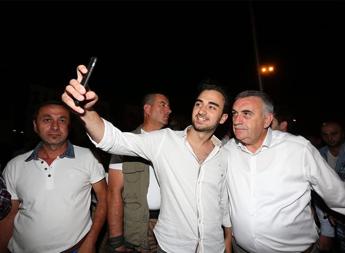 İlk günkü aşkla meydanlardayız
