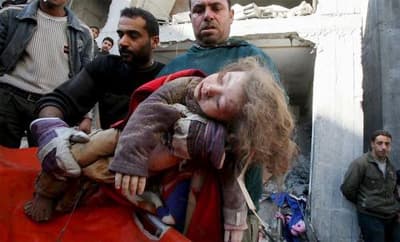 <p><font face="arial,helvetica,sans-serif" size="2"></font></p><font face="arial,helvetica,sans-serif" size="2"><p><font face="arial,helvetica,sans-serif" size="2">Hamas s&ouml;zc&uuml;lerinden Fevzi Barhum, Tel Aviv'in tek taraflı ateşkes ilanının ablukanın ve İsrail saldırganlığının sonu anlamına gelmediğini, direnişi sonlandırmayacaklarını kaydetti. Hamas, Olmert'in basın toplantısından saatler &ouml;nce yaptığı a&ccedil;ıklamada da İsrail'in Gazze'de kalmaya devam ettiği m&uuml;ddet&ccedil;e direnişi s&uuml;rd&uuml;receğini duyurmuştu. Hamas yetkilisi Usame Ebu Hamdan, <font color="#333399">&quot;İsrail ordusunun tek taraflı ateşkes ilan etmesi Gazze Şeridi'nden &ccedil;ekilmesini &ouml;ng&ouml;rm&uuml;yor ve Gazze'de kalmaya devam ettiği s&uuml;rece de direniş ve &ccedil;atışmayla karşı karşıya kalacak.&quot;</font> diye konuşmuştu. <br /></font><br />İstanbul Topkapı Eresin Otel'de İHH İnsani Yardım Vakfı tarafından d&uuml;n d&uuml;zenlenen <font color="#333399"><strong>&quot;Gazze'de son durum&quot;</strong></font> toplantısında konuşan Hamas s&ouml;zc&uuml;s&uuml; Dr. Sami Ebu Zuhri de, <font color="#333399">&quot;Biz ne işgalciyiz ne de saldırganız. Canımız pahasına vatanımızı korumaya &ccedil;alışıyor, saldırılara karşı direniyoruz.&quot;</font> ifadelerini kullandı.</p></font>
