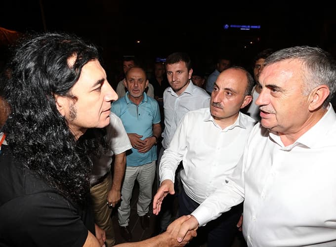 İlk günkü aşkla meydanlardayız