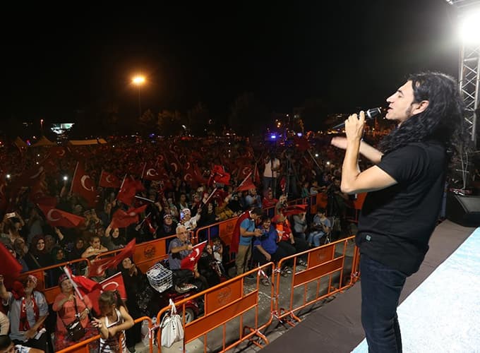 İlk günkü aşkla meydanlardayız