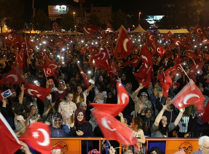 İlk günkü aşkla meydanlardayız