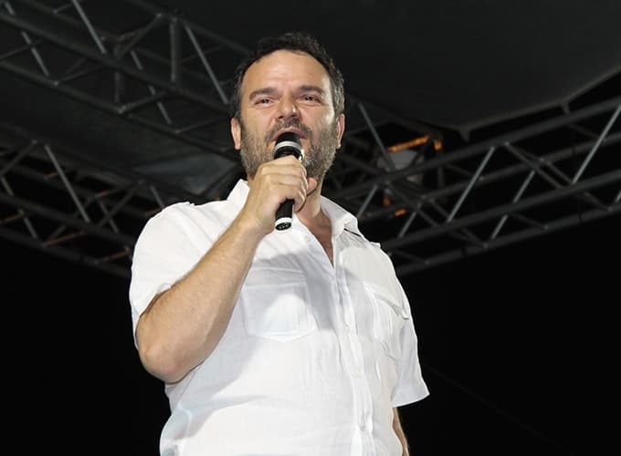 İlk günkü aşkla meydanlardayız