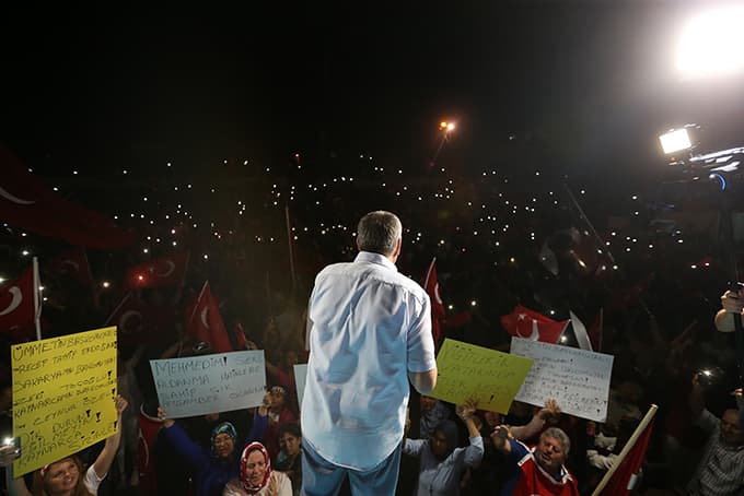 Binlerce Kaynarcalı Demokrasi Nöbetinde