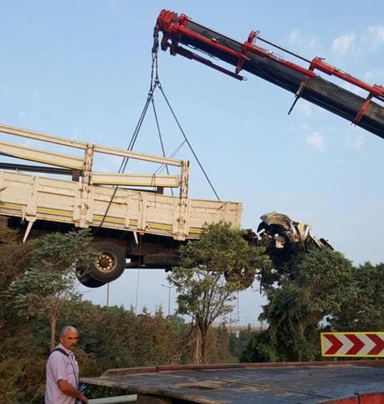 Sakaryalı kamyon şoförü feci kazada can verdi