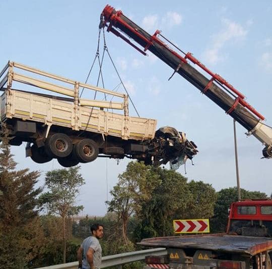 Sakaryalı kamyon şoförü feci kazada can verdi