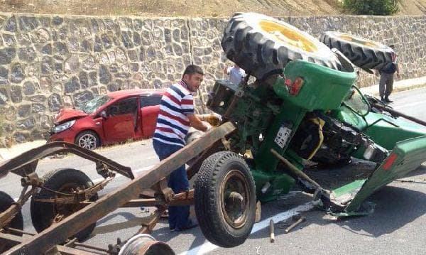 Otomobil, traktöre arkadan çarptı: 3 yaralı!