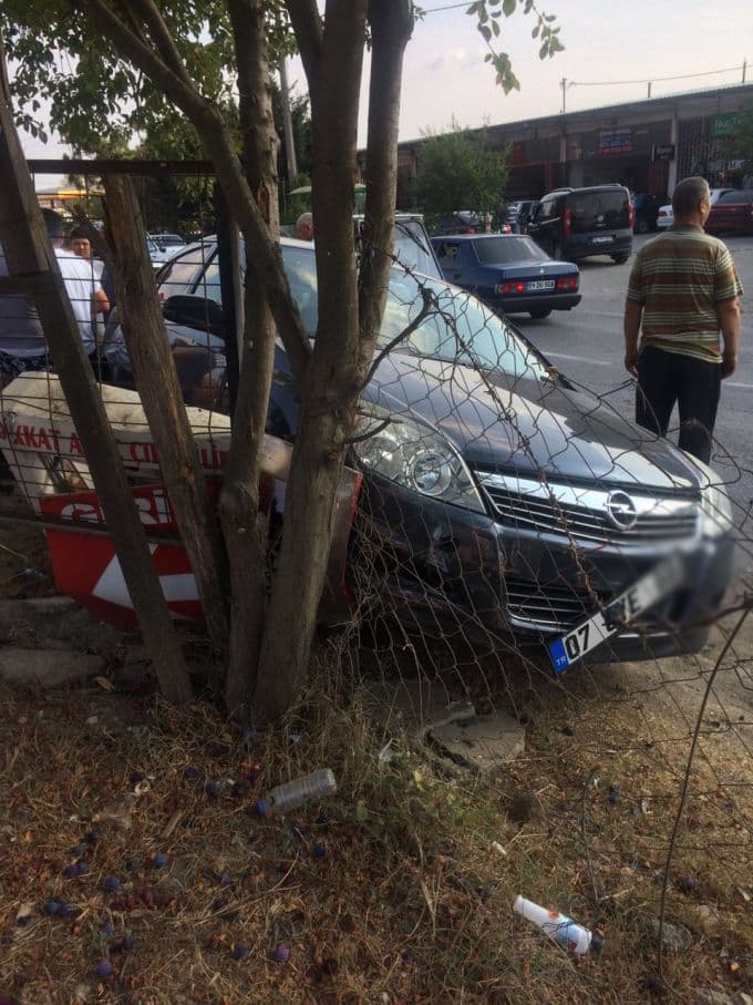 Otomobil ATV'ye çarpmamak için kaldırıma çıktı
