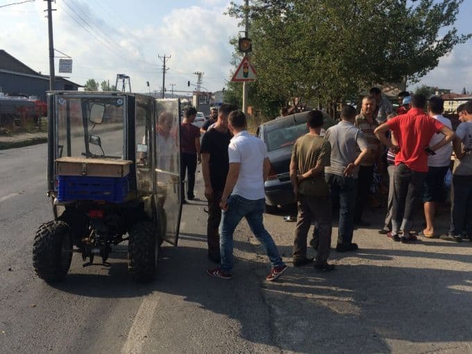 Otomobil ATV'ye çarpmamak için kaldırıma çıktı