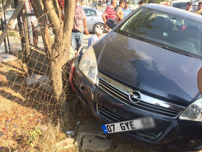 Otomobil ATV'ye çarpmamak için kaldırıma çıktı