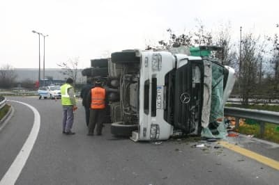 Arifiye'de Portakal Yüklü Tır Devrildi: 1 Yaralı