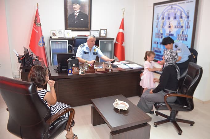 Polise tatlı teşekkür