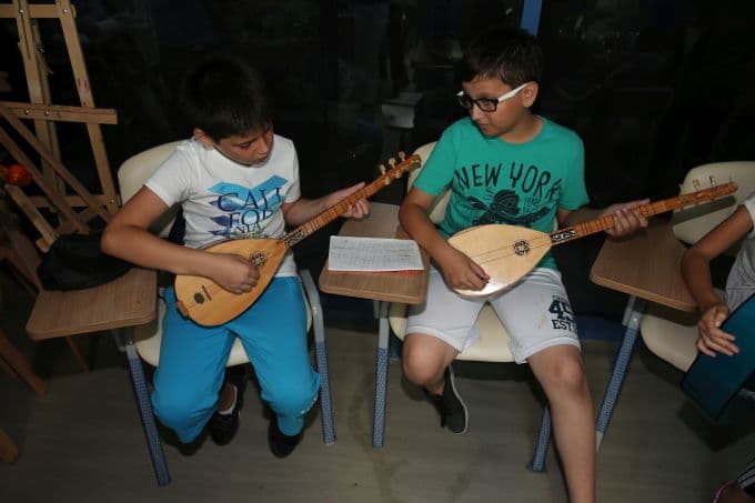Camili'de keman ve gitar kursu açıldı