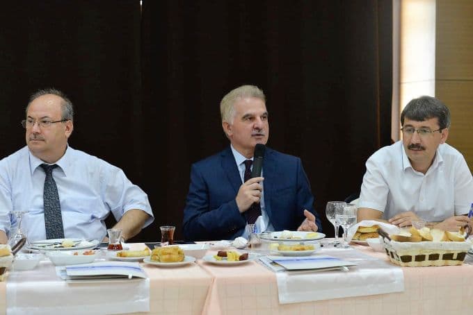 SAÜ'de 89 akademisyen açığa alındı