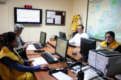 <p><strong><font face="arial,helvetica,sans-serif" size="2">Kullanılmayan Cep Telefonlarını &Ccedil;ocuklarınıza Vermeyin!</font></strong></p><p><font size="2"><font face="arial,helvetica,sans-serif">112 Acil Yardım hattını gereksiz yere meşgul eden kişilerin başında &ccedil;ocuklar geldiğini ifade eden &Ouml;zen, <font color="#333399">&ccedil;ocukların kendilerine oynamaları i&ccedil;in verilen eski cep telefonlarından kart olmadan acil yardım hattını arayabildiğini vurguladı. </font></font></font></p><p><font face="arial,helvetica,sans-serif" size="2">Cep telefonu satıcılarınında telefonun &ccedil;alışıp &ccedil;alışmadığını kontrol etmek amacıyla acil yardım hattını meşgul ettiğini dile getiren &Ouml;zen, telefon sapıkları gibi bu kişiler hakkında da yasal işlem yapıldığı uyarısında bulundu. </font></p><p><font face="arial,helvetica,sans-serif" size="2">Sakarya'da Sağlık Bakanlığı'na bağlı 17 adet 112 Hızır Acil istasyonu bulunduğunu ifade eden &Ouml;zen, bakanlığın başlattığı uygulamayla birlikte Hızır Acil ambulanslarına GSM şebekeleri &uuml;zerinden GPRS ile iletişim sağlayan ara&ccedil; takip sistemleri yerleştirildiğini vurguladı. </font></p><p><font face="arial,helvetica,sans-serif" size="2">GPRS sistemi sayesinde vakaya g&ouml;nderilen ambulansların, komuta merkezince dijital harita &uuml;zerinden takip edildiğini anlatan &Ouml;zen, <font color="#333399">&quot;Bu sayede ambulansların zaman zaman yaşadıkları adres bulma sıkıntısıda ortadan kalkıyor. Ancak adrese dayalı n&uuml;fus kayıt sistemi nedeniyle değişen sokak isimleri nedeniyle vatandaşların eski sokak isimleri vermesi y&uuml;z&uuml;nden g&ouml;revliler sorun yaşayabiliyor. Komuta merkezince harita &uuml;zerinden telsiz yardımıyla y&ouml;nlendirilen sağlık ekibinin vakaya varış s&uuml;reside kısaldı.&quot;</font> dedi.</font></p><p><font face="arial,helvetica,sans-serif" size="2"><strong>Ge&ccedil;en Yıl 17 Bin 852 Vakaya M&uuml;dahale Edildi</strong><br /><br />2008 yılında Hızır Acil ekiplerinin il genelinde 17 bin 852 vakaya m&uuml;dahale ettiğini anlatan &Ouml;zen, bu vakaların b&uuml;y&uuml;k bir b&ouml;l&uuml;m&uuml;n&uuml; medikal vakaların oluşturduğunu dile getirdi. </font></p><p><font face="arial,helvetica,sans-serif" size="2"><font color="#333399">&Ouml;zen, 2007 yılında 15 bin olan vaka m&uuml;dahale sayısının ge&ccedil;en yıl 17 bin 852'ye y&uuml;kseldiğini kaydetti.</font><br /></font></p>