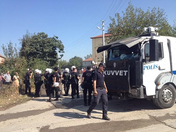 Yenikent yolunu kapattılar
