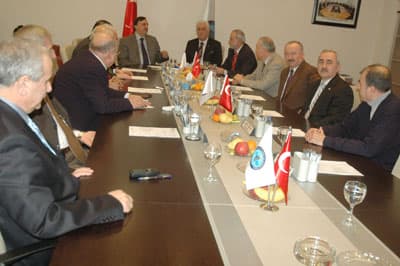 <font face="Arial" size="2"><strong>Bu Şehri Yeniden Canlandıracağız<br /><br /></strong>Sakarya B&uuml;y&uuml;kşehir Belediye Başkan adayı Enver To&ccedil;oğlu ise, <font color="#333399">&quot;SATSO'nun ortaya koyduğu projeler ve sorunlar ortada. Deprem &ouml;ncesi ve sonrasında şehrin gelişmesi i&ccedil;in yaptığı &ccedil;alışmaları biliyoruz. Deprem sonrası bu şehir yeniden imar edildi. Şehrimiz yurdun her yerinden s&uuml;rekli g&ouml;&ccedil; alan kilit noktada bulunuyor. DPT verileri ve Başbakanlık istatistiklerine bakıldığında gelişmiş şehirler arasındadır. Sakarya, 81 şehir arasında 41. sırada bulunuyor. Bunu değiştirmek i&ccedil;in bu g&ouml;reve talip olduk. Bu şehri yeniden canlandırmak i&ccedil;in g&ouml;reve talibiz. Bize g&uuml;&ccedil; verdiğiniz takdirde bu şehrin kalkınması i&ccedil;in birlikte diyalog i&ccedil;inde &ccedil;alışacağız. Bu şehir diyalogsuz bir y&ouml;netimden dolayı k&ouml;t&uuml; idare edildi. Burası sağlıklı yatırımları alamayınca gelişemedi. Burada fabrikalar. Yurdun &ccedil;eşitli yerlerinden insanlar gelip &ccedil;alışıyor. &Ouml;nce Sakaryalı olma şartı aranarak buradaki işsiz gen&ccedil;lere iş imkanları sağlanmalı. Raylı taşımacılık olmazsa olmaz projelerden biri. Bu proje i&ccedil;in 80-100 milyonluk bir yatırım gerekiyor. &Ouml;nce bulvardan Mithatpaşa'ya kadar geniş yollar yapılarak şehrin &ouml;n&uuml; a&ccedil;ılmalı. Mithatpaşa'dan sonra ise alternatif projeler geliştirmeli. Bu şehirde raylı taşımacılığın &ouml;nce yeni termirnalden başlatılması gerekiyor. Raylı taşımacılık bu şehre mutlaka getirilmeli. Şehirde planlı belediyecilik yapılmadı. 10 yıldır bu şehir toprakla boğuşuyor. Sapanca G&ouml;l&uuml;'n&uuml;n durumu ortada. G&ouml;l her ge&ccedil;en g&uuml;n kirleniyor. ADASU'nun yanlış uygulamaları var. Burada şehrin y&ouml;netimine talip olacağız. B&uuml;y&uuml;k bir g&uuml;&ccedil; birliği oluşturduk. Herkesten destek istiyoruz.&quot;</font> şeklinde konuştu.</font>