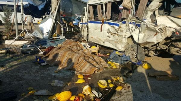 TIR, işçi minibüsüne çarptı: 2 ölü, 9 yaralı