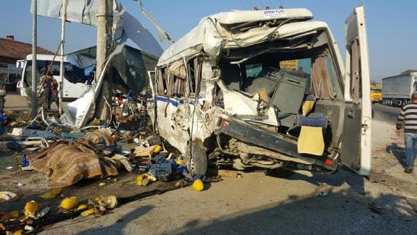 TIR, işçi minibüsüne çarptı: 2 ölü, 9 yaralı
