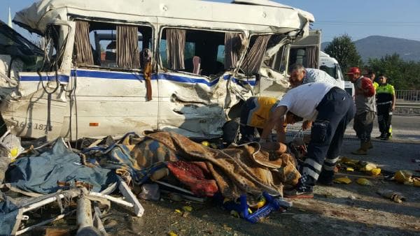 TIR, işçi minibüsüne çarptı: 2 ölü, 9 yaralı