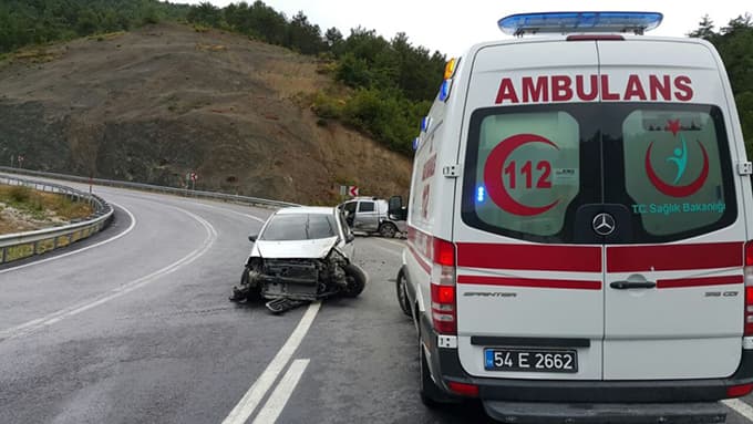 Otomobil ile kamyonet çarpıştı