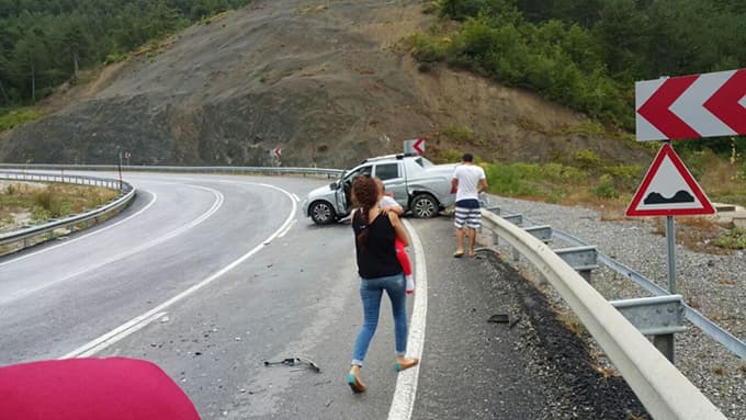 Otomobil ile kamyonet çarpıştı