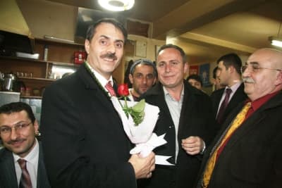 <strong><font face="arial,helvetica,sans-serif" size="2">Başlangı&ccedil; Hızırtepe</font></strong> <br /><br /><font face="Arial" size="2">Konuşması sık sık alkışlarla kesilen Zeki To&ccedil;oğlu, se&ccedil;imleri kazanacaklarını da dile getirdi.&nbsp; Bug&uuml;ne kadar her se&ccedil;imin startını Hızırtepe'den verdiklerini s&ouml;yleyen Serdivan Belediye Başkan adayı Yusuf Alemdar ise, <font color="#333399">&quot;Biz se&ccedil;im sonu&ccedil;larını adaylarımız a&ccedil;ıklanınca s&ouml;yleyeceğiz demiştik. İşte şimdi s&ouml;yl&uuml;yorum Halep oradaysa arşın burada&quot; </font>dedi.</font>