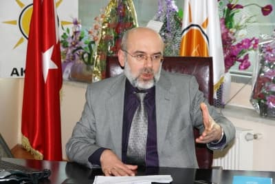 <p><font face="arial,helvetica,sans-serif" size="2"><strong>&Ccedil;evre Katliamı Yapamayız</strong></font></p><p><font face="arial,helvetica,sans-serif" size="2">Konuya a&ccedil;ıklık getiren AK Parti Milletvekili Ayhan Sefer &Uuml;st&uuml;n ise Devlet Planlama Teşkilatı&rsquo;nın gelişmeye paralel &ccedil;izdiği 10 yıllık enerji planına erken ihtiya&ccedil; duyulduğunu, yaşanan hızlı gelişmenin bu sonucu doğurduğunu ifade etti. &Uuml;st&uuml;n, gerek sanayi ve gerekse diğer alanlarda enerjinin her &ccedil;eşidine &ccedil;ok&ccedil;a ihtiya&ccedil; hissedildiğini vurgulayarak, &ccedil;evreye zarar vermeyecek şekilde enerjimizi &uuml;retmek gerektiğini dile getirdi. <br /><br /><strong><font color="#000000">Her Şeye Hayır Demek Kolay</font></strong><br /><br />Ayhan Sefer &Uuml;st&uuml;n&nbsp; termik santralle ilgili şunları kaydetti: <font color="#333399">&ldquo;Santral b&ouml;lgesi Karasu-Kaynarca arasındaki n&uuml;fusun &ccedil;ok az olduğu bir yerde bulunuyor. Bu yatırımların doğru planlanması gerekiyor. Biz santrali kuracak firmaya &ccedil;evre konusundaki duyarlılığımızı vurguluyoruz. &Ccedil;ıkardığımız &ccedil;evre kanunuyla da doğamızın g&uuml;venliğini kontrol altında tutuyoruz. &Ccedil;evre katliamı yapacak bir yatırıma asla izin vermeyiz. Artık bu t&uuml;r yatırımlar son teknolojiyle minimum zararla yapılıyor. Her şeye hayır demek kolay. Biz Sakarya&rsquo;mız i&ccedil;in &ccedil;evremiz i&ccedil;in en uygun yatırımlara kapımızı a&ccedil;ıyoruz.&rdquo;</font>&nbsp;&nbsp;&nbsp;&nbsp;&nbsp;&nbsp; </font></p>