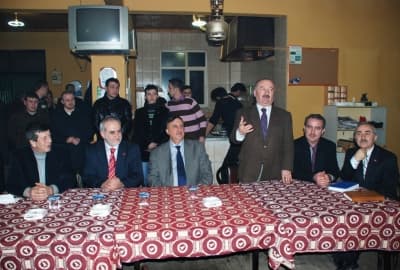 <p><font face="arial,helvetica,sans-serif" size="2"><strong>Ticaret Canlanacak</strong></font></p><p><font face="arial,helvetica,sans-serif" size="2">Hayatta iki şeyi sevdiğini ve bu iki şeyin &ouml;nemli olduğunu savunan MHPli Ayanoğlu<font color="#333399">; &ldquo;<strong>Bunlardan biri bayrak, diğeri ise şehir sevgisidir</strong>. Benim bayrak ve şehrim i&ccedil;in yapmayacağım şey yoktur. <strong>Adapazarı&nbsp;yıllardır k&ouml;t&uuml; y&ouml;netildiği i&ccedil;in, şehrin ticari hayatı bitmektedir.</strong> Biz se&ccedil;ilip, g&ouml;reve geldiğimizde, şehrin ticari hayatını canlandıracağız. Gen&ccedil;lerimize yeni iş sahaları a&ccedil;arak, onlar i&ccedil;in k&ouml;y ve mahallerinde, spor sahaları yapacağız&rdquo;</font> dedi.</font></p>
