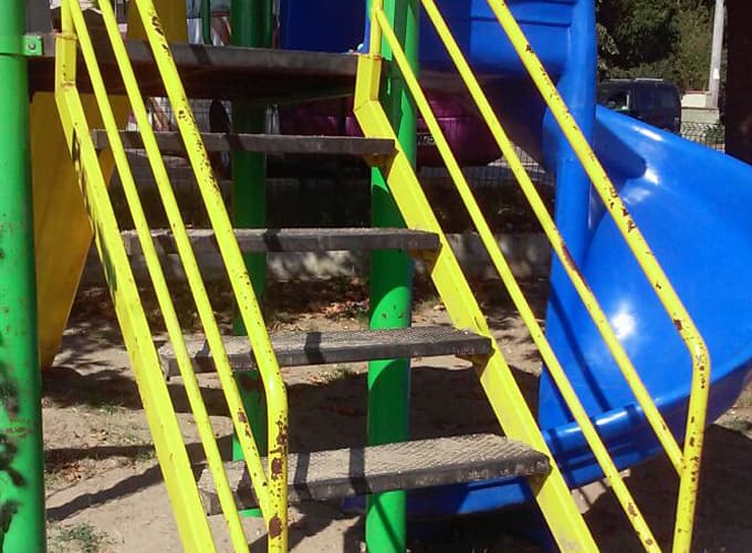 Çocuk parkı, görenleri ürkütüyor
