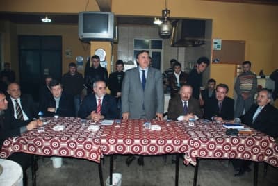 <p><font face="arial,helvetica,sans-serif" size="2" color="#000000"><strong>Emin Onun Ben Sizden Korkacağım</strong></font></p><p><font face="arial,helvetica,sans-serif" size="2">Sakarya&rsquo;nın iki şeye ihtiyacı olduğunu savunan MHPli To&ccedil;oğlu; <font color="#333399">&ldquo;Bizim para ve adama ihtiyacımız vardır. Para &ouml;nemlidir, &ccedil;&uuml;nk&uuml; bu unsursuz hi&ccedil;bir şey yapılamıyor. Herkese para kazandıracağız. Adam lazım &ccedil;&uuml;nk&uuml;, bu şehir iyi adam gibi adamlarla y&ouml;netilir. Başınız sıkıştığında, hatırlı adamlara ihtiya&ccedil; vardır. O hatır da bizde mevcuttur. Belediye başkanından kimse korkmamalıdır. Esasa başkan halktan korkmalıdır. Emin onun ben sizden korkacağım. 30 Mart&rsquo;ta yer yerinden oynayacak. Sakarya&rsquo;yı T&uuml;rkiye değil, D&uuml;nya konuşacak. D&uuml;nya nasıl Obama&rsquo;yı konuşuyorsa, D&uuml;nya, &ouml;yle Sakarya&rsquo;yı konuşacak. Siz yeter ki bize g&uuml;venin&rdquo;</font> dedi.</font></p>