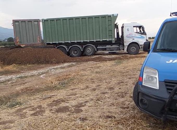 Tehlikeli atığı tarım arazisine dökerken yakalandılar
