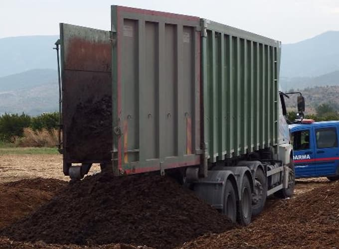 Tehlikeli atığı tarım arazisine dökerken yakalandılar