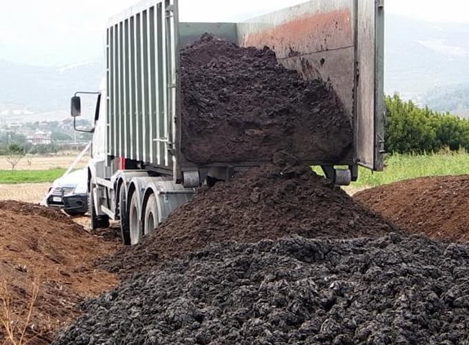 Tehlikeli atığı tarım arazisine dökerken yakalandılar