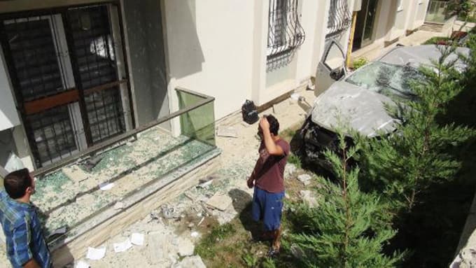 Freni boşalan kamyonet bahçe duvarını yıkıp binaya çarptı